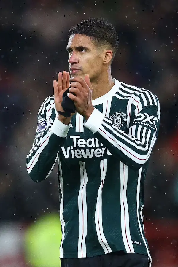 Man United không gia hạn hợp đồng với Raphael Varane