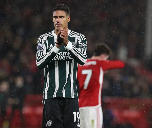 Man United không gia hạn hợp đồng với Raphael Varane