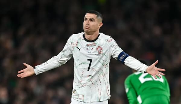 Án kỷ luật từ FIFA đẩy Cristiano Ronaldo vào thế khó