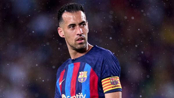 sergio-busquets-se-roi-barcelona-cuoi-mua-giai